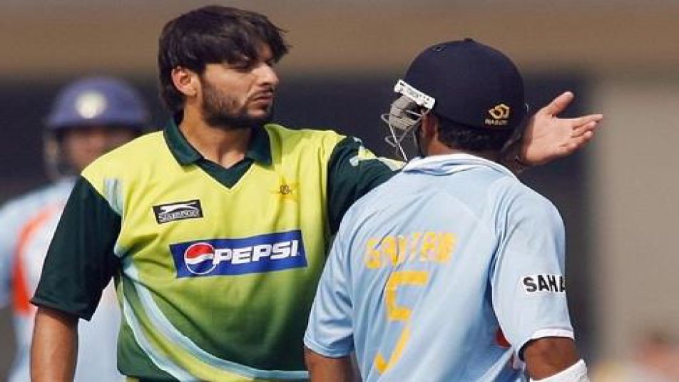 गौतम गंभीर vs शाहिद अफरीदी 2007: 

टीम इंडिया के यंग्री मैन कहे जाने गौतम गंभीर और शाहिद अफरीदी के बीच हुई फाइट को भला कौन भूल सकता है. साल 2007 में खेले गए एक मुकाबले के दौरान सिंगल लेते हुए गंभीर अफरीदी से टकरा गए. इसके बाद दोनों के बीच बुरी तरह नोक-झोंक देखने को मिला. अंपायर के रोकने के बावजूद ये दोनों एक दूसरे को गालियां देते रहे. आखिरकार मैच के बाद दोनों खिलाड़ियों पर जुर्माना लगाया गया. 