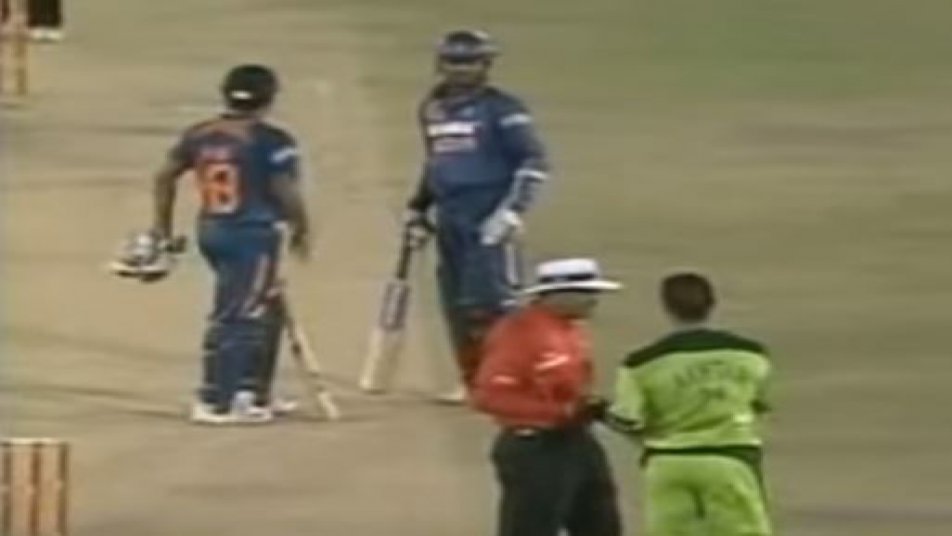 हरभजन सिंह vs शोएब अख्‍तर 2010:

साल 2010 के ऐशिया कप के ही दौरान हरभजन सिंह और शोएब अख्तर के बीच तीखी बहस देखने को मिली थी. वाक्या यह था कि टीम इंडिया को 7 गेंदों में 7 रनों की दरकार थी. दबाव भरे इस माहौल में शोएब ने हरभजन सिंह उकसाने की कोशिश कि, जिसके बाद दोनों के बीच मैदान पर ही बहस होने लगी. आखिरी ओवर डालने आए मोहम्मद आमीर की गेंद पर शानदार छक्का जड़कर टीम को जीत दिलाते हुए हरभजन ने शोएब को करारा जबाव दिया. 