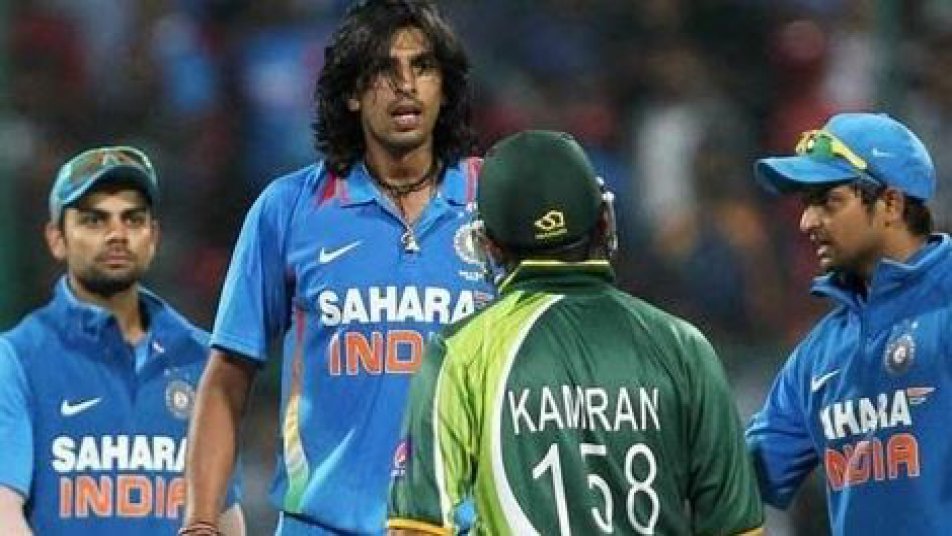 इशांत शर्मा vs कामरान अकमल 2012: 

टीम इंडिया के तेज गेंदबाज इशांत शर्मा और कामरान अकमल के बीच साल 2012 में हुए उस गर्मागरम बहस कैसे भुलाया जा सकता है. दरअसल स्टाइक एंड पर बल्लेबाजी कर रहे कामरान इशांत की गेंद पर आउट हो गए लेकिन अंपायर ने उस गेंद को नो बॉल करार दिया जिसकी वजह कामरान आउट नहीं हुए. इसके बाद कामरान ने इशांत का मजाक उड़ाते हुए कुछ कमेंट किया जिसके बाद चिल्लाते हुए दोनों एक दुसरे से भिड़ गए थे.