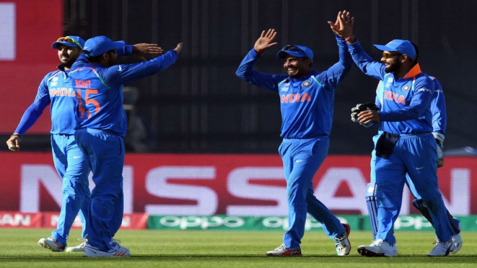 टीम इंडिया के बल्लेबाजों के बाद मैच में बेहतर प्रदर्शन करने की जिम्मेदारी अब गेंदबाजों की थी. भारत के गेंदबाजों ने भी अपने कप्तान को निराश नहीं किया. तेज गेंदबाज उमेश यादव ने 7.4 ओवर में 30 रन देकर तीन विकेट झटके. उनके अलावा जडेजा और पांड्या ने 8-8 ओवरों की गेंदबाजी की. दोनों ने अपने स्पेल में 43-43 रन दिए और 2-2 विकेट भी अपने नाम किए.