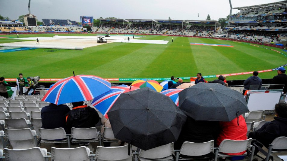भारत और पाकिस्तान के बीच कल खेले गए हाई वोल्टेज मुकाबले में कई बार बारिश ने खलल डाली और खिलाड़ियों को मैदान से बाहर जाना पड़ा. इस दौरान इस मैच में कमेंट्री कर रहे टीम इंडिया के पूर्व कप्तान सौरव गांगुली और स्पिन के जादूगर ऑस्ट्रेलिया के शेन वार्न आराम फरमाते नजर आए.