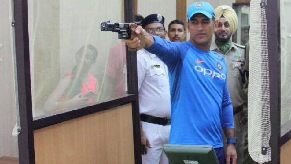 dhoni hones shooting skills after india practice washout at kolkata 12181 अभ्यास सत्र धुलने के बाद धोनी ने निशानेबाजी में आजमाए हाथ