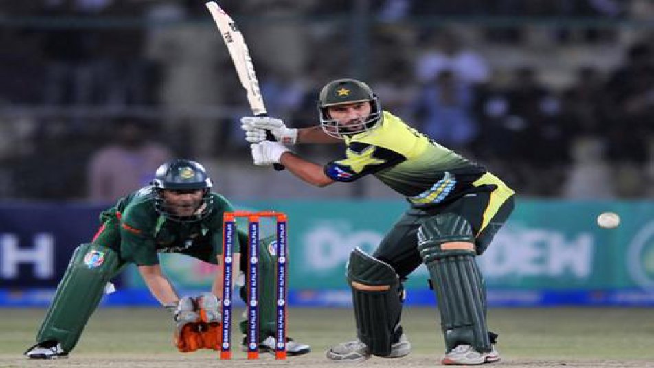 धोनी अंतरराष्ट्रीय क्रिकेट में 150 स्टंप करने वाले पहले विकेटकीपर बन गए हैं. धोनी का यह रिकॉर्ड सचिन तेंदुलकर के रिकॉर्ड की तरह है जिसे तोड़ने वाला कोई भी विकेटकीपर आस-पास नहीं दिख रहा.
