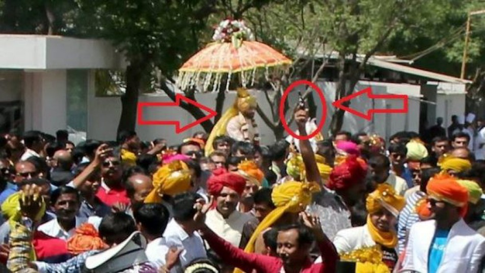 IN PICS: रविंद्र जडेजा की बारात में हुई फायरिंग, महज कुछ इंच दूर थे जडेजा!