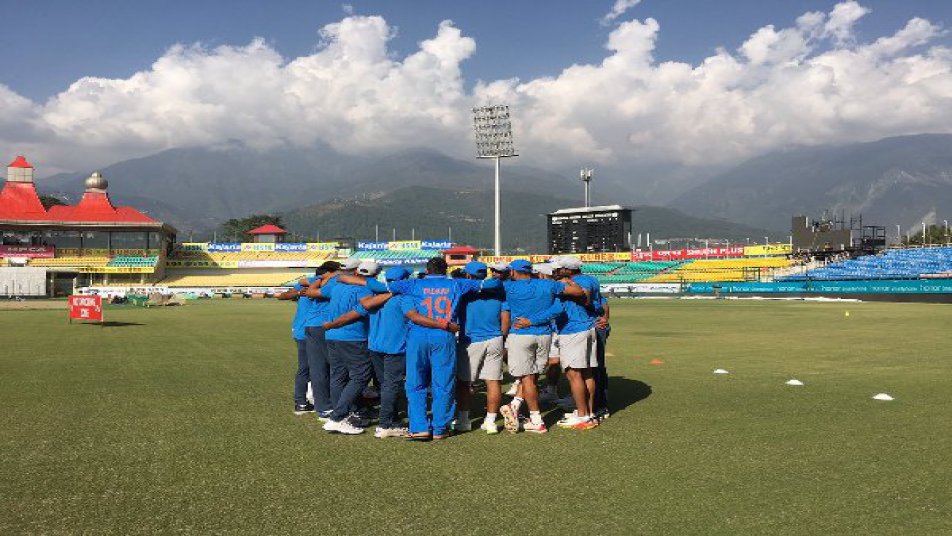 न्यूजीलैंड के खिलाफ टेस्ट सीरीज में क्लीन स्वीप के बाद अब टीम इंडिया वनडे सीरीज के लिए तैयार है. टीम के साथ तैयार हैं कप्तान महेन्द्र सिंह धोनी.