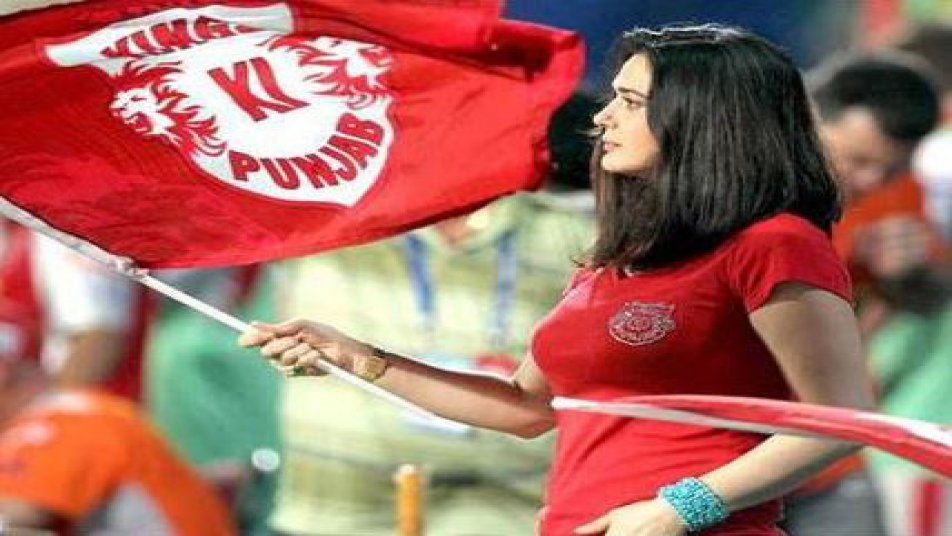 आईपीएल की टीम किंग्स इलेवन पंजाब के तीन मालिक हैं. जिसमें सबसे पहला नाम बॉलीवुड एक्ट्रेस प्रिटी जिंटा का है. इसके अलावा करण पॉल और सुरेंद्र ग्रुप भी टीम के ओनरशिप में शामिल है.

(फोटो: ट्विटर)