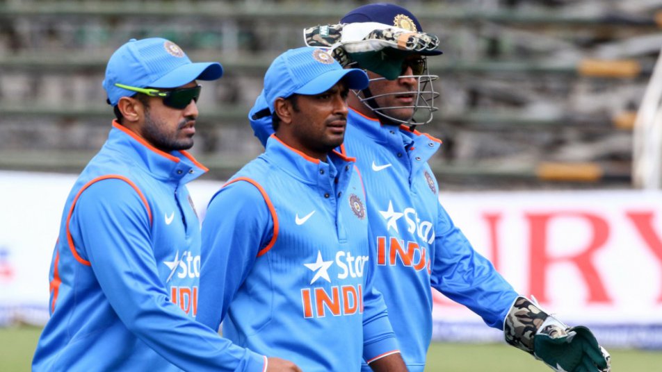 आंबती रायडू को फिल्डिंग के दौरान धोनी ने कहा, रायडू जाग के जरा वॉलीबॉल की तरह खड़ा हुआ है बीच में.