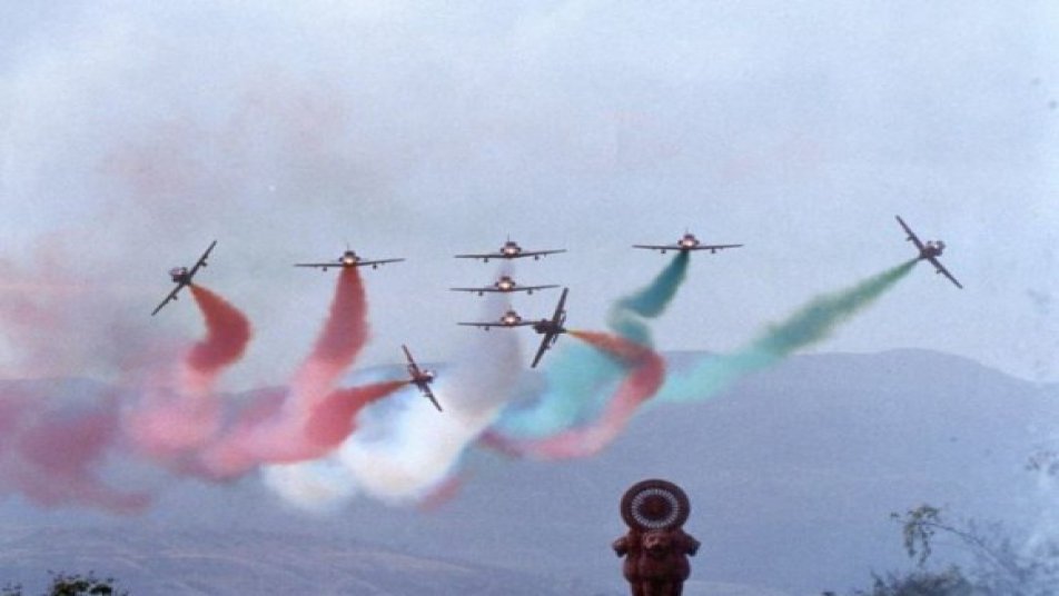 
भारतीय वायुसेना आज अपना 84वां स्थापना दिवस मना रही है. दिल्ली से सटे यूपी के गाजियाबाद में हिंडन एयरबेस पर जांबाज जवान हैरतअंगेज करतब भी दिखा रहे हैं. दुनिया हमारी ताकत देखेगी. इस बीच राष्ट्रपति और पीएम नरेंद्र मोदी ने वायुसेना दिवस पर जवानों को बधाई दी है.