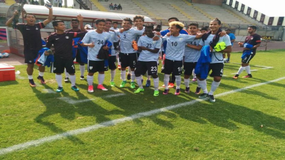 सहवाग ने अनोखे अंदाज़ में दी भारतीय फुटबॉल टीम को बधाई