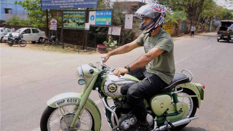 
रजिस्ट्रेशन के बाद धोनी ने सिर्फ दो साल का टैक्स भरा और अब उन्हें एक और वर्ष का टैक्स भरने की जरूरत है, अगर धोनी यह टैक्स अदा नहीं करते हैं तो उनपर जुर्माना लगाया जाएगा. 