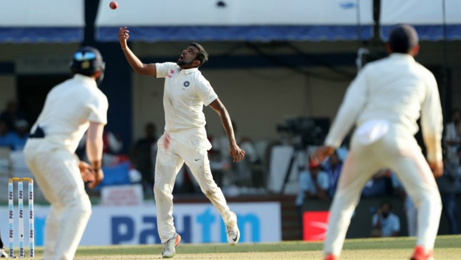 इसके साथ ही भारतीय टीम के स्टार स्पिनर आर अश्विन ने इतिहास के पन्नों में अपना नाम ऐसी जगह दर्ज करवा दिया है जहां आज तक कोई नहीं पहुंच पाया.