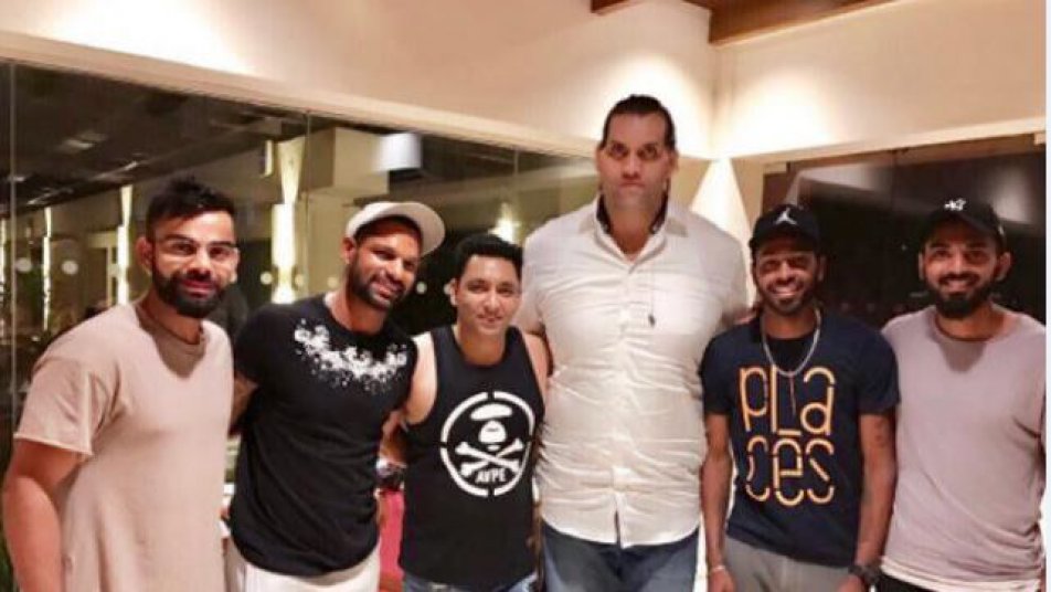 सरकार के 500 और 100 रूपये के नोटबंदी के फैसले को लेकर देशभर में बैंको और एटीएम के बाहर लंबी-लंबी कतारें लग गई हैं.