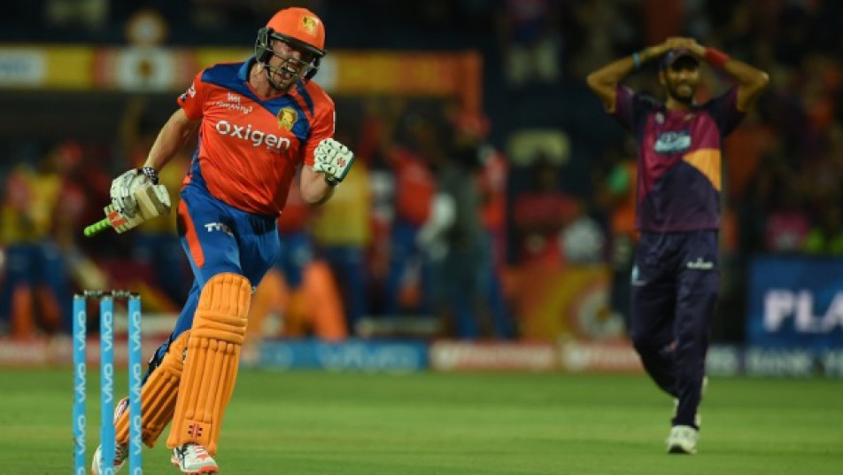 IPL में भारत को मिला 'पॉल एडम्स', निहारते रहे दर्शक