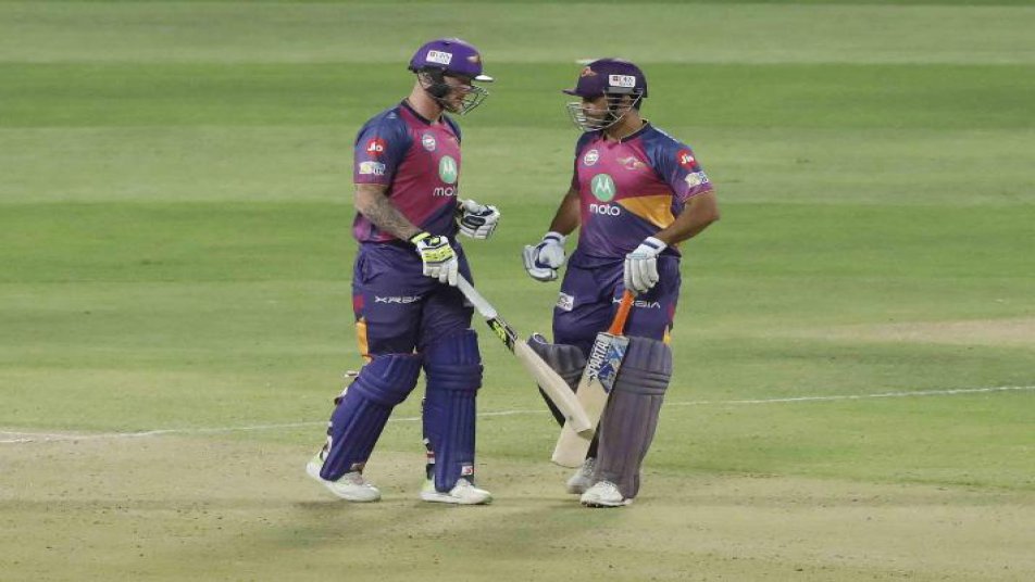 दुनिया के सर्वश्रेष्ठ फिनिशर माने जाने वाले महेंद्र सिंह धोनी ने एक बार फिर बताया कि उन्हें क्यों यह खिताब मिला है. धोनी ने मुश्किल समय में 34 गेंदों में तीन छक्के और पांच चौकों की मदद से 61 रनों की नाबाद पारी खेल राइजिंग पुणे सुपरजाएंट को सनराइजर्स हैदराबाद के खिलाफ छह विकेट से जीत दिलाई.