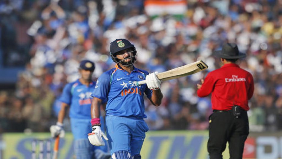 पहले वनडे में मॉर्गन के विकेट पर और दूसरे वनडे में युवराज सिंह को आउट दिए जाने पर धोनी ने बिना सलाह के डीआरएस का तुंरत इस्तेमाल किया और वो सफल भी साबित हुआ.