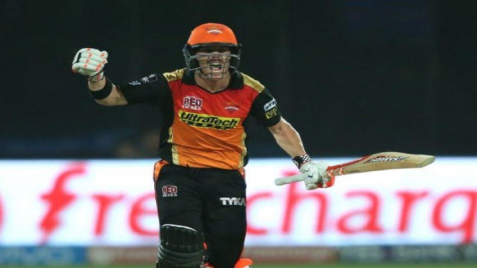 आईपीएल सीजन 9 में इस मामले में कोहली से आगे निकले वार्नर