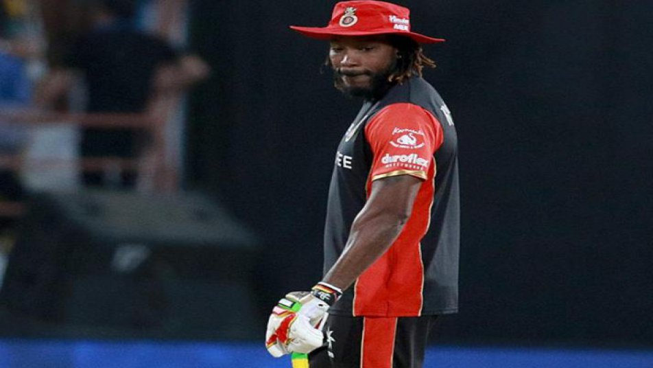 चोटिल डीविलियर्स की जगह आरसीबी की टीम में मिले मौके का पूरा फायदा उठाते हुए आज क्रिस गेल ने शानदार 77 रनों की पारी खेल इतिहास रच दिया. राजकोट में गुजरात के खिलाफ खेले जा रहे मुकाबले में गेल ने तमाम गेंदबाज़ों को मुश्किल में फंसा दिया.