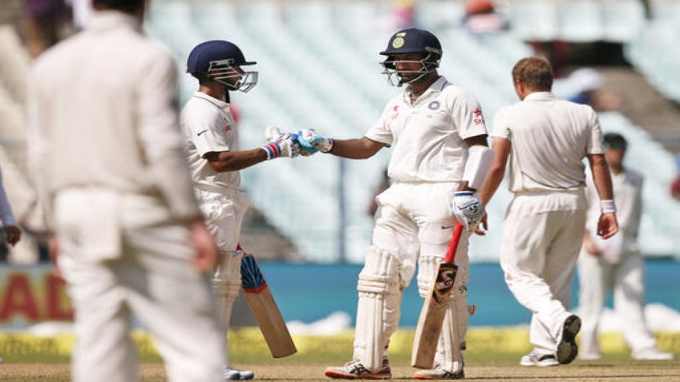 कोलकाता के ईडन गार्डन की मेजबानी में टीम इंडिया ऐतिहासिक 250वां टेस्ट मैच खेल रही है. दूसरे टेस्ट के पहली पारी में टीम इंडिया के स्टार आलराउंडर रविचंद्रन अश्विन मैदान में उतरते ही एक बड़ा रिकॉर्ड अपने नाम दर्ज कर लिया. 