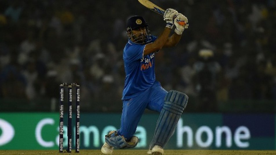 इस वनडे में सबसे खास रही टीम इंडिया के कप्तान महेंद्र सिंह धोनी की पारी. धोनी ने लंबे अरसे बाद बड़ी पारी खेली और एक पारी में कई रिकॉर्डों को तोड़ डाला.