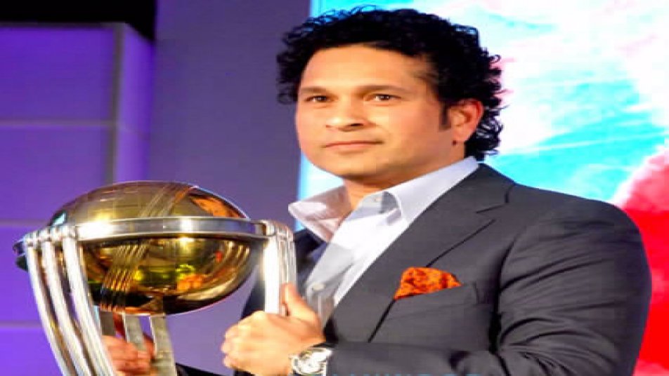 तेंदुलकर ने अपने बधाई संदेश में कहा कि 'धोनी को टी 20 और वनडे विश्वकप में सफलता हासिल कराने वाले भारत के कप्तान के रूप में शानदार करियर की बधाई. मैंने उन्हें आक्रामक खिलाड़ी से सटीक एवं निर्णायक कप्तान के रूप में उभरते देखा है. यह उनकी सफल कप्तानी का जश्न मनाने और उनके फैसले का सम्मान करने का दिन है.'