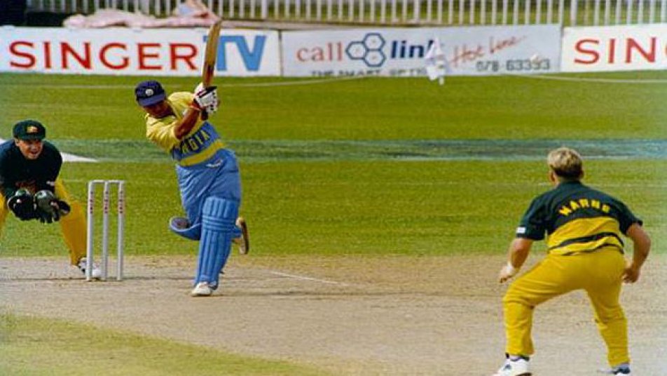 जी हां, आज ही के दिन 9 सिंतबर 1994 को सचिन के बल्ले से पहला शतक निकला था. 23 साल के क्रिकेटिंग करियर में सचिन ने कुल 100 शतक लगाए हैं. इतना ही नहीं साल 2010 में सचिन ने दक्षिण अफ्रीका के खिलाफ नाबाद 200 रनों की पारी खेल कर वनडे में अपना पहला दोहरा शतक जमाया. (सौजन्य: फोटो क्रिकबज्ज)