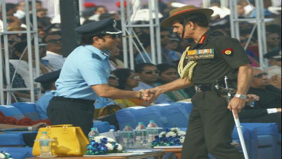 सचिन को क्रिकेट में उनकी खास उपलब्धियों के लिए भारतीय एयरफोर्स में ग्रुप कैप्टन के सम्मान से नवाज़ा गया है. आज सचिन इस खास मौके में शामिल होकर भारतीय सेना का मनोबल बड़ा रहे हैं.