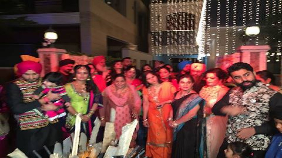 बेटी हिनाया के साथ 'लोहड़ी' मना रहे हैं हरभजन और गीता बसरा