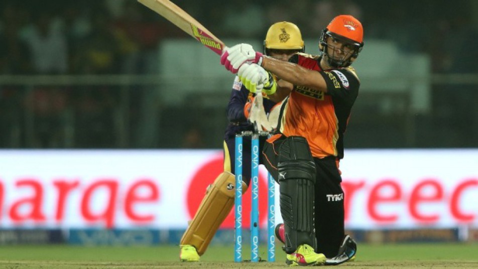इस मुकाबले में सनराइज़र्स हैदराबाद के लिए युवराज सिंह ने ऐसे समय पर 44 रनों की अहम पारी खेली जब उनकी टीम मुश्किल में थी.