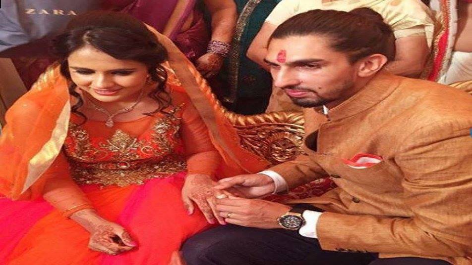 
इसी साल 19 जून को इशांत और प्रतिमा की सगाई हुई थी. इशांत ने प्रतिमा को एक सेरेमनी के दौरान रिंग पहनाई थी. मौजूदा सीरीज़ में इशांत शर्मा भारतीय टेस्ट टीम का हिस्सा हैं लेकिन शादी की वजह से उन्होंने इससे ब्रेक लिया है.