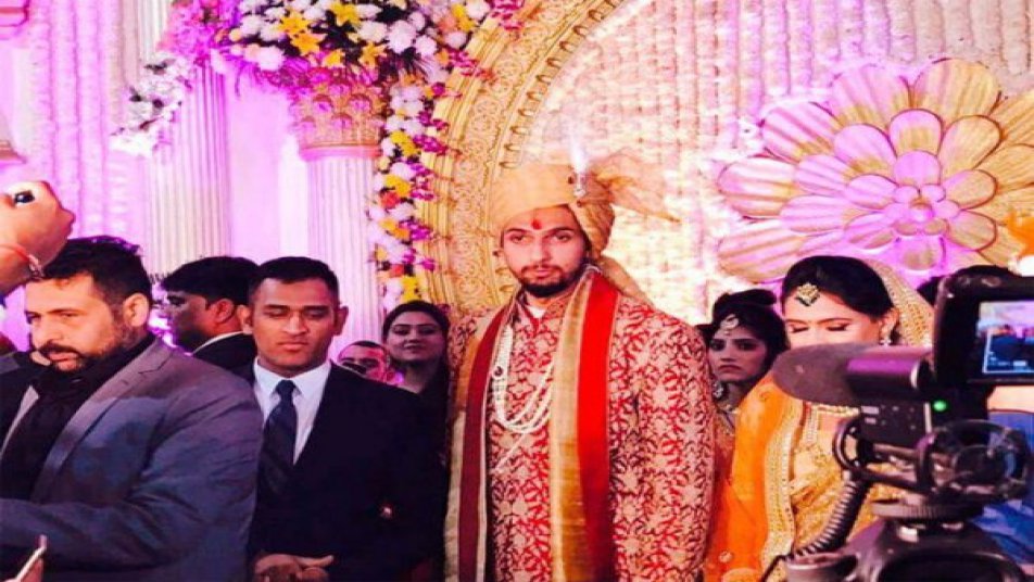 धोनी और युवराज सिंह के शादी में पहुंचने पर लोगों के बीच उनके साथ तस्वीरें खिंचवाने की होड़ सी मच गई. कप्तान धोनी और युवी के अलावा पहलवान योगेश्वर दत्त भी इस शादी का हिस्सा बनें.