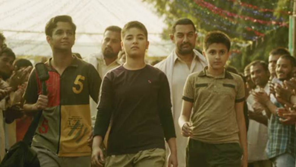 गंभीर ने ट्वीट कर कहा, 'दंगल में ज़ायरा के अभनय को गैर-इस्लामिक बताना और मुख्यमंत्री महबूबा मुफ्ती से मुलाकात पर बवाल मचाने वालों का ये नंगापन है.'