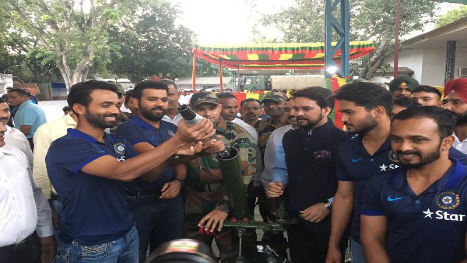 रहाणे ने कहा, बोर्ड के अध्यक्ष का प्रादेशिक सेना में होना गर्व की बात है. हम लेफ्टिनेंट अनुराग ठाकुर को हमें यहां लाने के लिए धन्यवाद देते हैं.