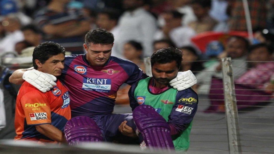हार के बाद टीम को सबसे बड़ा झटका बेहतरीन बल्लेबाज केविन पीटरसन के रूप में लगा. पीटरसन पिंडली की चोट की वजह से अब पूरे टूर्नामेंट से बाहर हो गए हैं.