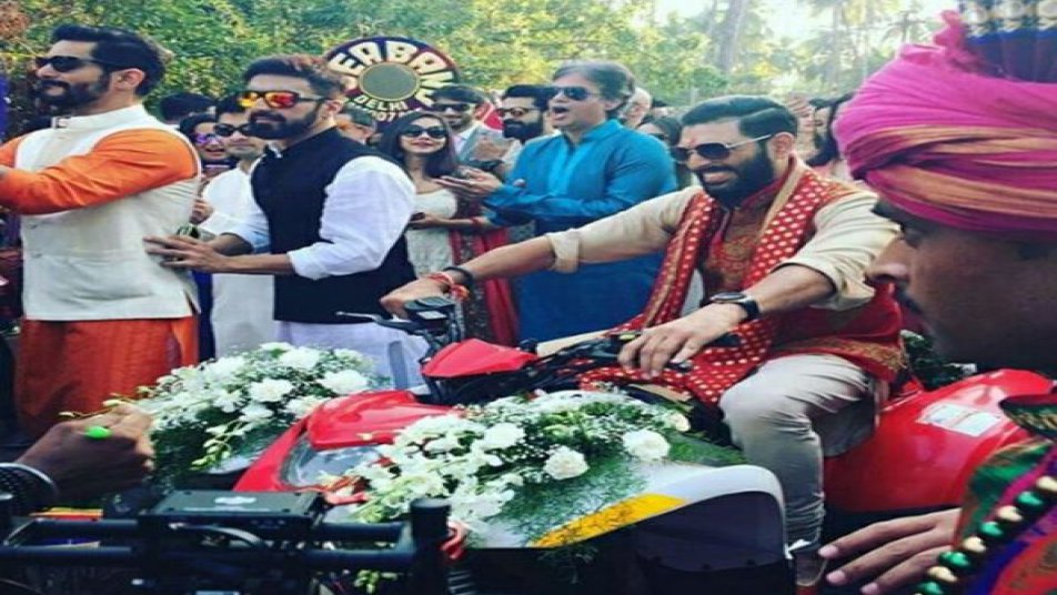 युवी मोटरबाइक पर सवार होकर बारात लेकर हेजल के पास पहुंचे.

PIC: (इंस्टग्राम)