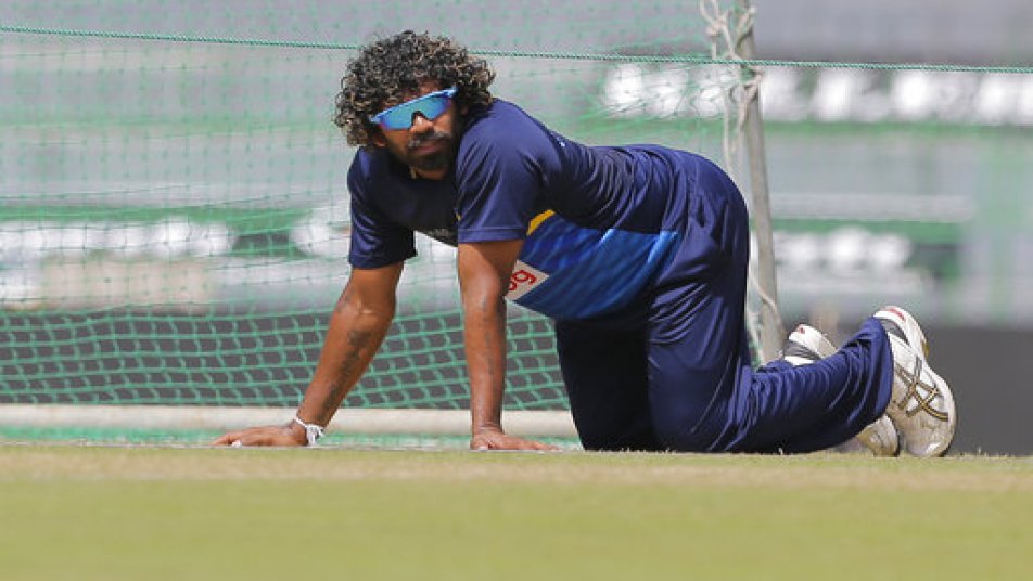 वर्ल्ड टी20 2007 विश्वकप में कप्तान धोनी ने बड़ा दांव चलते हुए तेज़ गेंदबाज़ जोगिंदर शर्मा के हाथ में गेंद सौंपकर सबको चौंका दिया था लेकिन जोगिंदर ने अपनी बेहतरीन गेंदबाज़ी से पाकिस्तान टीम को जीत के लिए ज़रूरी रन बनाने से रोकते हुए टीम को जीत दिलाकर फाइनल का हीरो बन गए थे. जी हां लेकिन क्या आप जानते हैं कि जोगिंदर शर्मा आज क्या कर रहे हैं? आइये देखें.