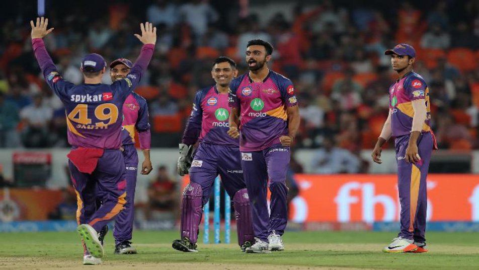 आईपीएल में एक ओवर में 3 विकेट चटकाने के साथ मेडन ओवर फेंकने वाले उनादकट तीसरे गेंदबाज़ बन गए हैं. उनसे पहले सिर्फ मलिंगा(2015) और सैमुएल बद्री(2017) ने ये कारनामा किया है.