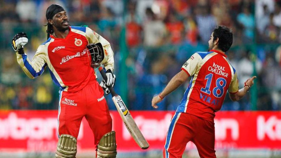 गेल टी20 क्रिकेट के इतिहास में 10 हज़ार रन पूरे करने वाले पहले बल्लेबाज़ बन गए हैं. उन्होंने कुल 285 टी20 पारियों में ये कारनामा पूरा किया. टी20 क्रिकेट में गेल के नाम 739 से छक्के शामिल हैं. टेस्ट क्रिकेट में सुनील गावस्कर, वनडे में सचिन तेंदुलकर और टी20 क्रिकेट में क्रिस गेल 10,000 रन पूरे करने वाले पहले बल्लेबाज़ बन गए हैं.