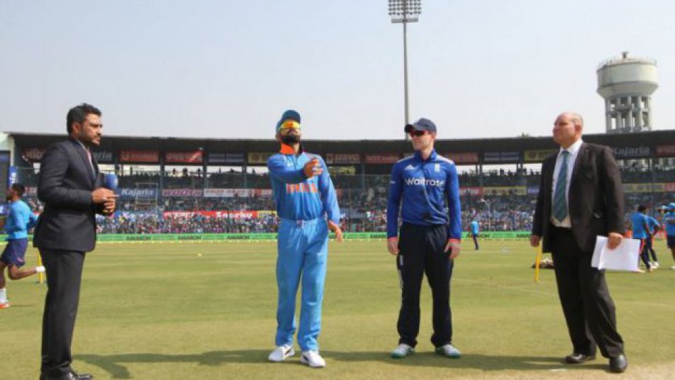 भारत और इंग्लैंड के बीच कोलकाता के ईडन गार्डेन्स में खेले जा रहे तीसरे और अंतिम वनडे मुकाबले भारतीय कप्तान विराट कोहली ने टॉस जीतकर पहले गेंदबाज़ी करने का फैसला किया. लेकिन इंग्लैंड की टीम को उसके बल्लेबाज़ों ने एक अच्छी शुरूआत दे दी है.