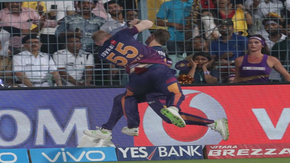 KKRvsRPS: स्टोक्स से जोरदार टक्कर के बाद अचानक उठ खड़े हुए स्टीव स्मिथ. देखें तस्वीरें