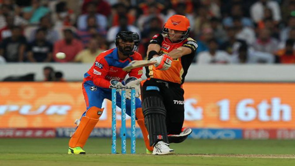 136 रनों के लक्ष्य का पीछा करते हुए डेविड वॉर्नर ने महज़ 45 गेंदों पर 76 रनों की आतिशी पारी खेली जिसमें उन्होंने 6 चौके और 4 छक्के भी लगाए.