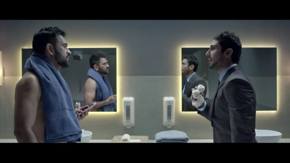 प्रोडक्ट के जन्मे बिना प्रमोशन -  फिल्म में धोनी को फिनोलेक्स, लावा फोन्स, गार्नियर आदि को इंडोर्स करते दिखाया गया है. धोनी लावा फोन के एड में भी दिखते हैं वो भी 2007 विश्व कप के बाद जबकि लावा फोन 2009 में बाजार में ही आया था. गार्नियर का एड तो धोनी ने कभी किया ही नहीं.