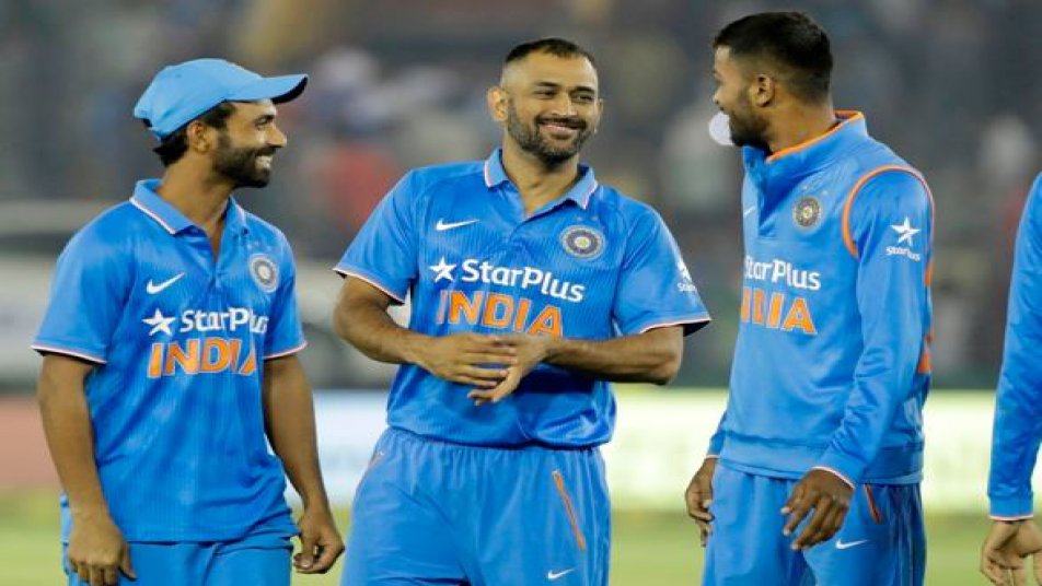 मोहाली वनडे में न्यूजीलैंड के खिलाफ 7 विकेट से शानदार जीत दर्ज करने के बाद कैप्टन कूल धोनी अपने घर रांची में सीरीज पर कब्जा करने के इरादे से उतरेगें. टीम इंडिया सीरीज में 2-1 से आगे चल रही है.