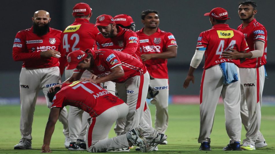 प्ले-ऑफ्स में जाने के लिए जद्दोजहद कर रही KXIP को बड़ा झटका