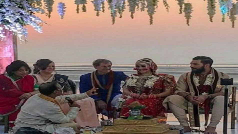 टीम इंडिया के स्टार क्रिकेटर युवराज सिंह दो दिन पहले यानि 30 नवंबर को विवाह के बंधन में बंधने के बाद एक फिर से गोवा में हिन्दू रीति रीवाज से शादी रचाया.

PIC: (इंस्टग्राम)