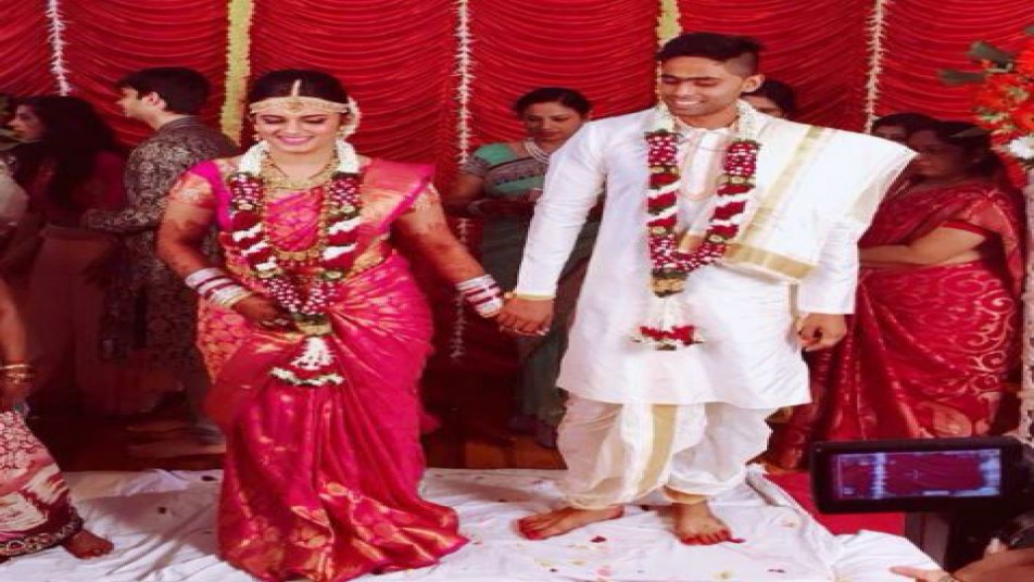 सू्र्य कुमार यादव अपनी गर्लफ्रेंड देविशा के साथ विवाह के बंधन में बंध गए हैं.