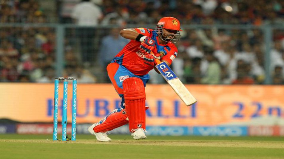 कप्तान सुरेश रैना की धमाकेदार पारी से गुजरात लायन्स ने आज यहां कोलकाता नाइटराइडर्स को चार विकेट से शिकस्त देकर आईपीएल दस में फिर से जीत की राह पकड़ी और अपने इस प्रतिद्वंद्वी से राजकोट में मिली पिछली जीत का बदला भी चुकता किया.