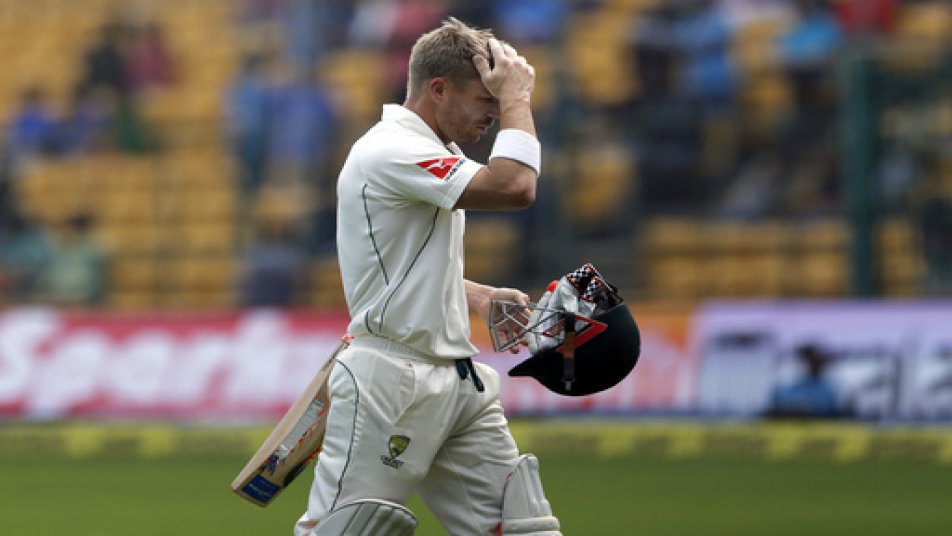 आर अश्विन और रविन्द्र जडेजा ने भारत और ऑस्ट्रेलिया के बीच खेले जा रहे दूसरे टेस्ट मैच के दूसरे दिन ऑस्ट्रेलिया को दो बड़े झटके देकर टीम इंडिया की उम्मीदों को ज़िंदा कर दिया है. दिन की शुरूआत में अश्विन ने विस्फोटक ओपनर डेविड वॉर्नर को 33 रनों के स्कोर पर बोल्ड कर दिया. जिसके बाद मैट रेनशॉ के साथ मिलकर कप्तान स्मिथ ने टीम के विकेटों को ना गिरने देने की कोशिश की लेकिन रविन्द्र जडेजा ने लंच से ठीक पहले स्मिथ को साहा के हाथों कैच आउट करवा कर पहले सेशन के बाद टीम इंडिया को बराबरी पर खड़ा कर दिया.