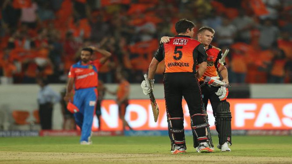 कप्तान डेविड वॉर्नर की रिकॉर्ड पारी की मदद से चैंपयिन सनराइज़र्स हैदराबाद की टीम ने आईपीएल सीज़न 10 में अपने दूसरे मुकाबले को 9 विकेट से जीत लिया. गुजरात लायंस के साथ हैदराबाद में खेले जा रहे मुकाबले में टॉस हारकर पहले बल्लेबाज़ी करते हुए गुजरात लायंस की टीम ने हैदराबाद को मामूली 136 रनों का लक्ष्य दिया. जिसके जवाब में कप्तान डेविड वॉर्नर के विस्फोट के आगे मेहमान टीम की एक नहीं चली.