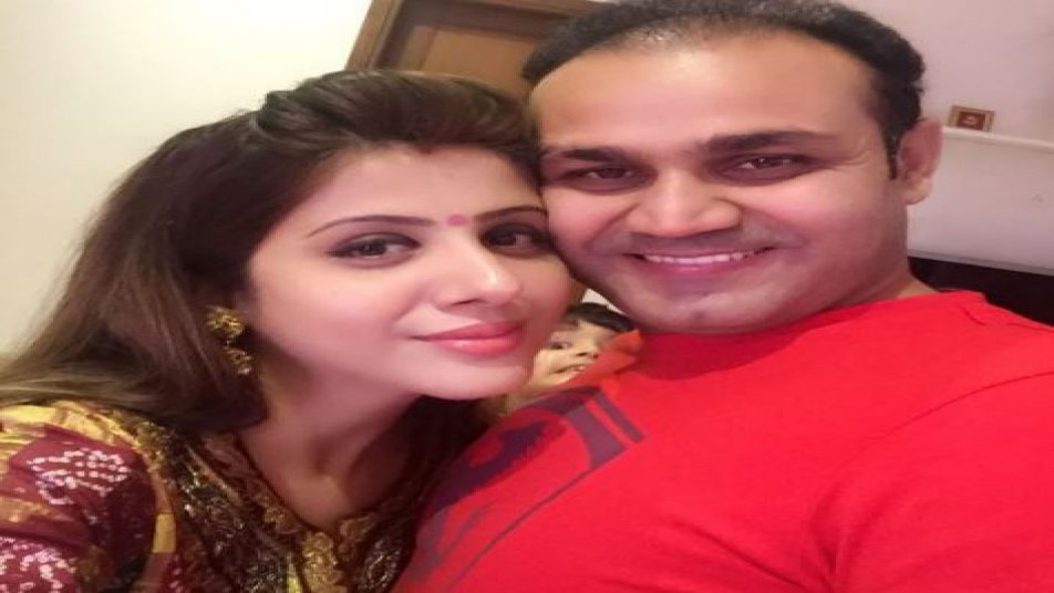 आज टीम इंडिया के पूर्व विस्फोटक बल्लेबाज़ वीरेंद्र सहवाग का जन्मदिन है, जन्मदिन से एक दिन पहले ही उनकी पत्नी आरती ने उनके लिए व्रत रखा. आरती ने व्रत रखने के बाद ट्वीट कर अपने मन की बात कही, आरती ने कहा, 'करवाचौथ के मौके पर अपने प्यार वीरेंदर सहवाग के लिए व्रत रखकर मुझे गर्व महसूस हो रहा है. ये मेरी पसंद है और ये वो दिन है जिसका मैं इंतज़ार करती हूं.'