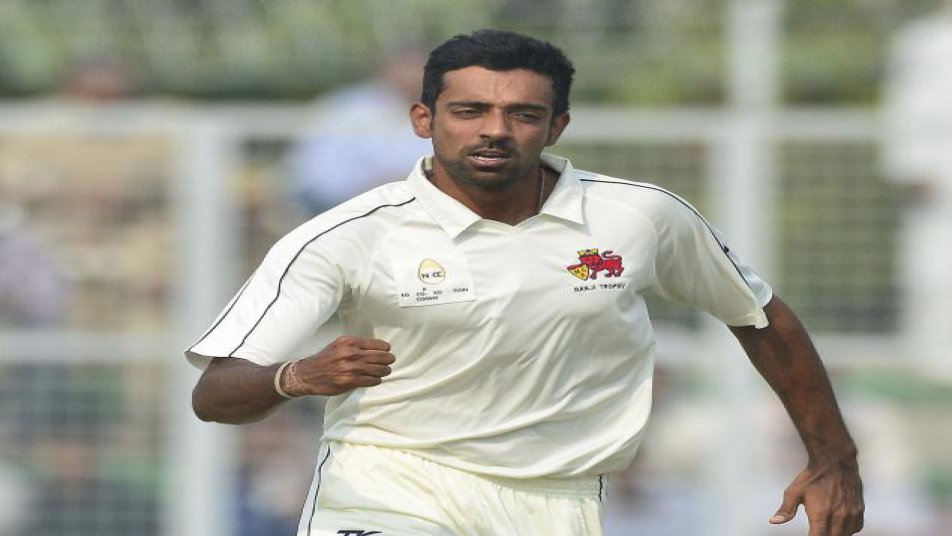 गोवा की टीम टॉस जीतकर पहले बल्लेबाज़ी करते हुए अभिषेक नायर(4/23) और धवल कुलकर्णी(3/17) के आगे महज़ 95 रन बनाकर ऑल-आउट हो गई.